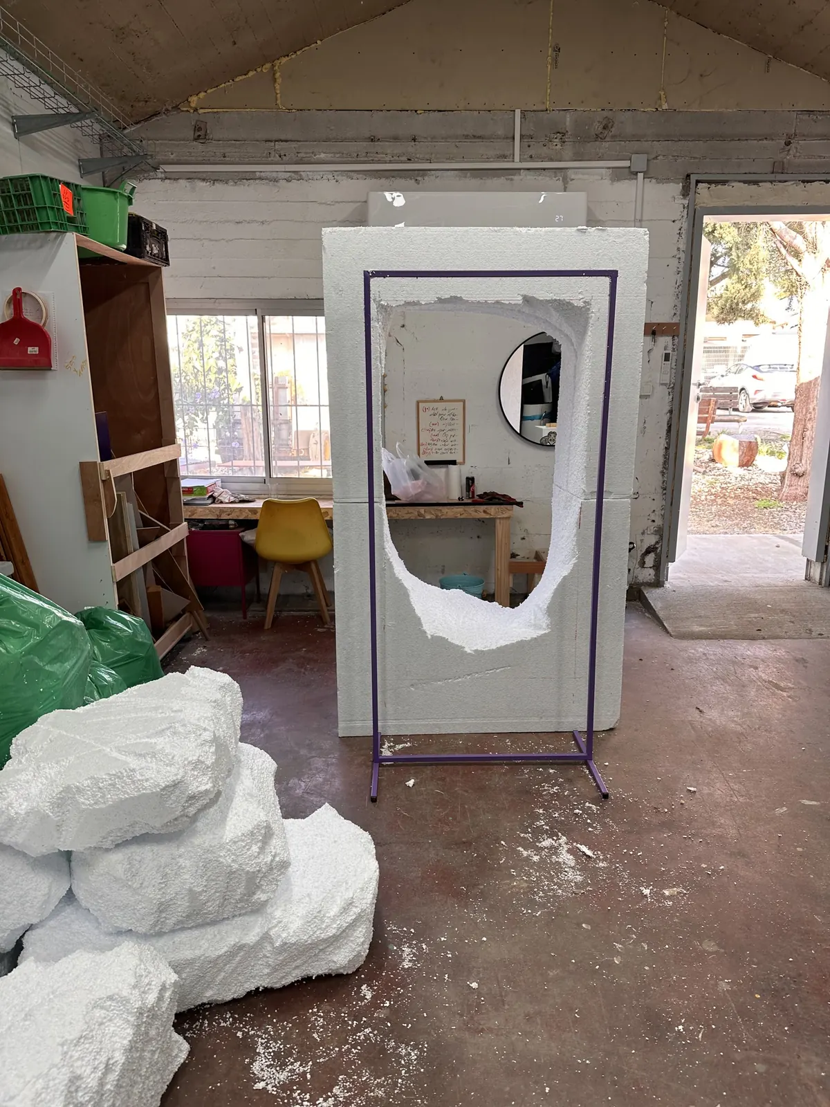 דרימארס · לוח קלקר עם פתח, מסגרת מתכת סגולה מלפנים