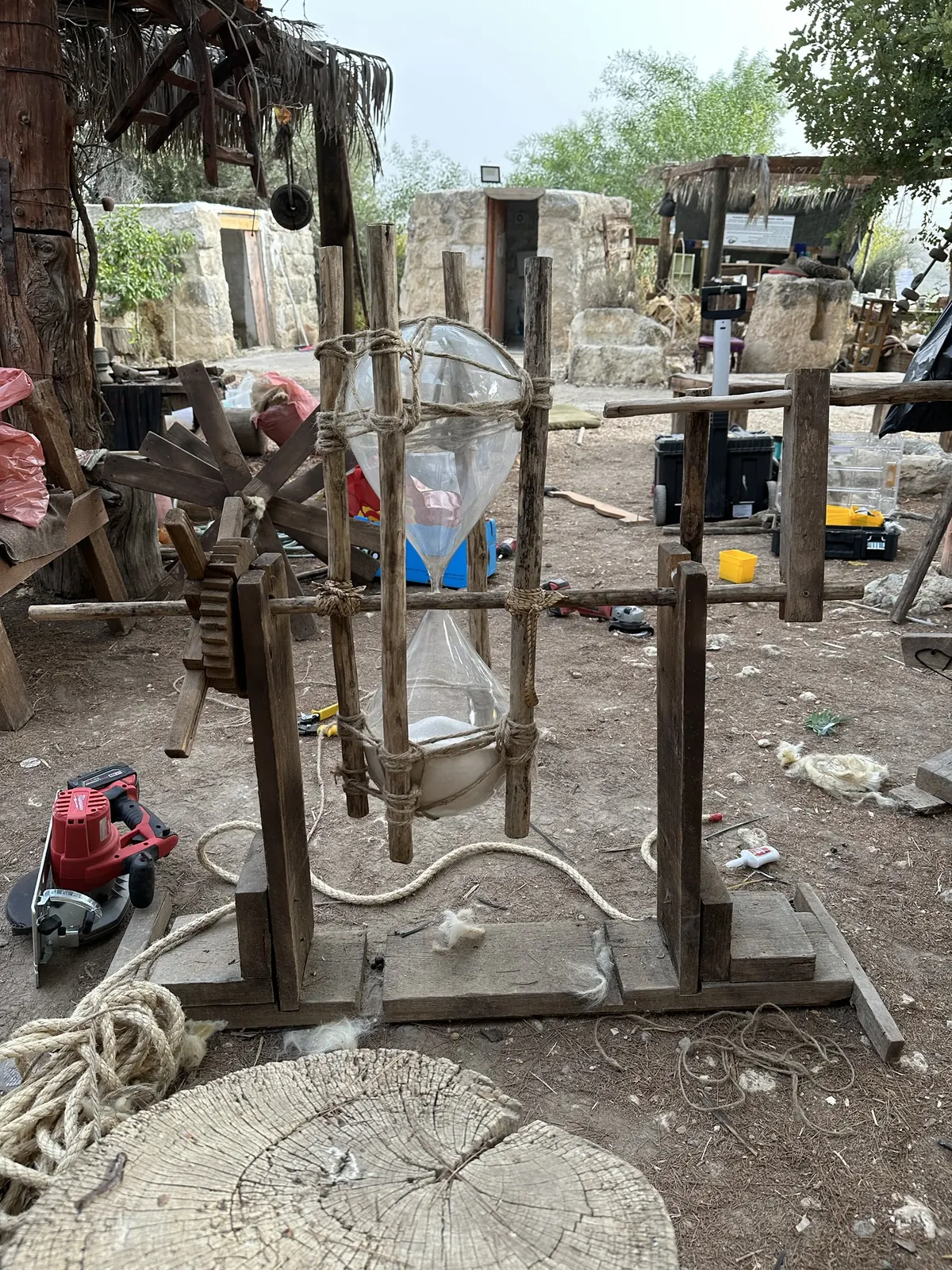 היהודים באים · המסגרת וגלגל השיניים