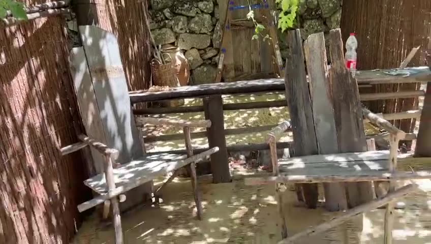 היהודים באים · מעבר מצלמה במתחם, הרהיטים במקומם