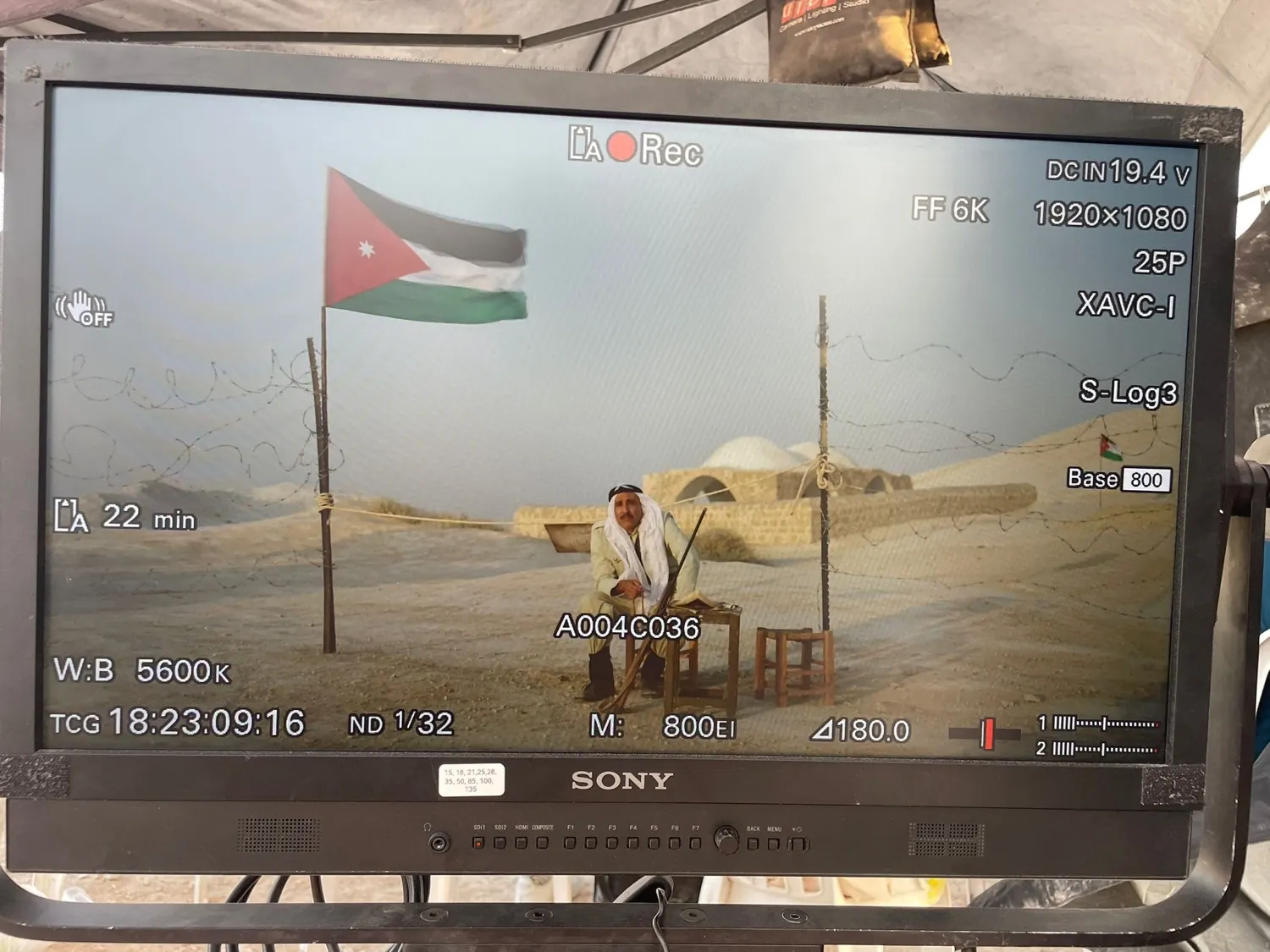 היהודים באים · בפריים · מוניטור