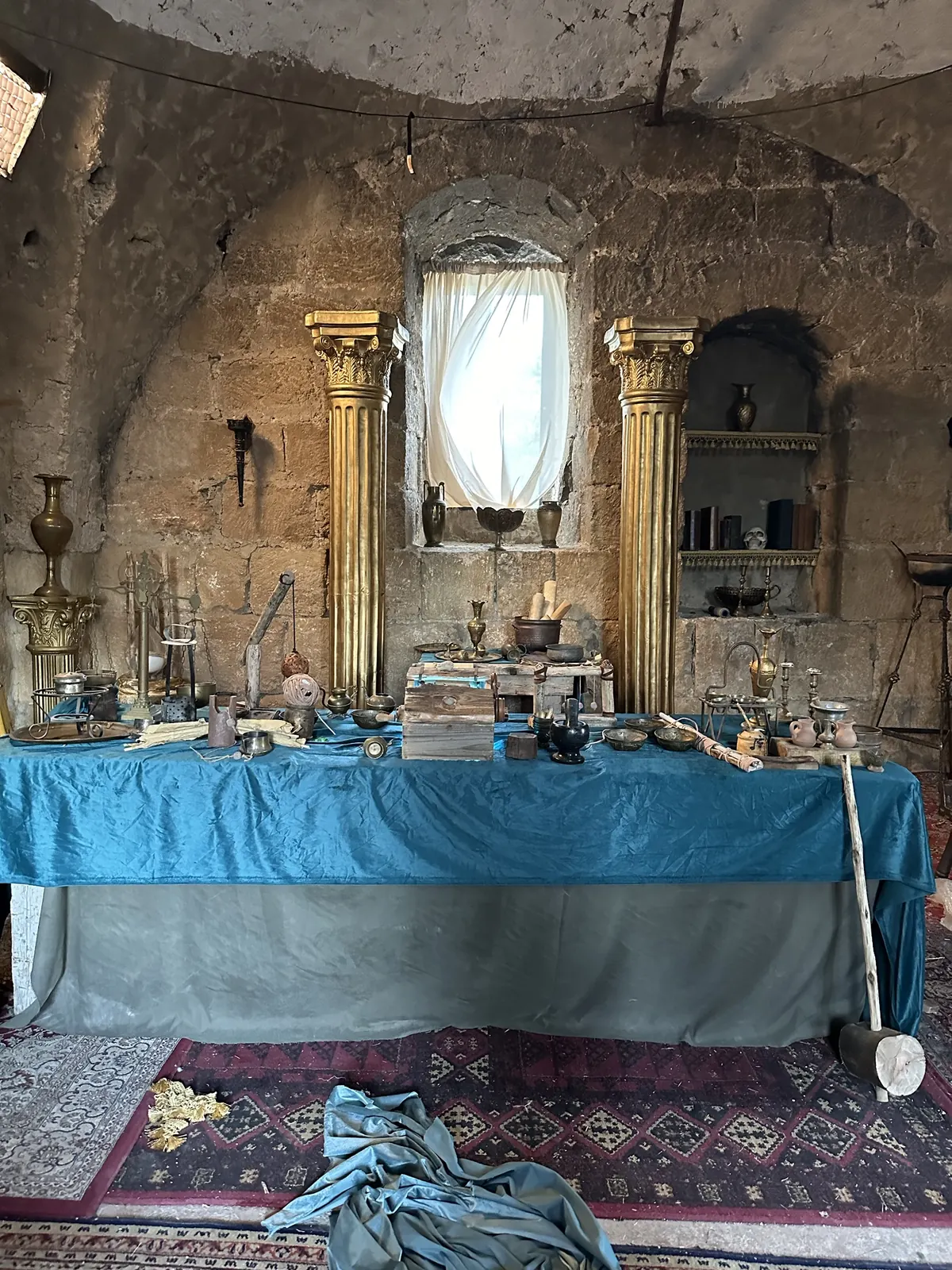 היהודים באים · שולחן ארוך תחת בד טורקיז, עמוס חפצים