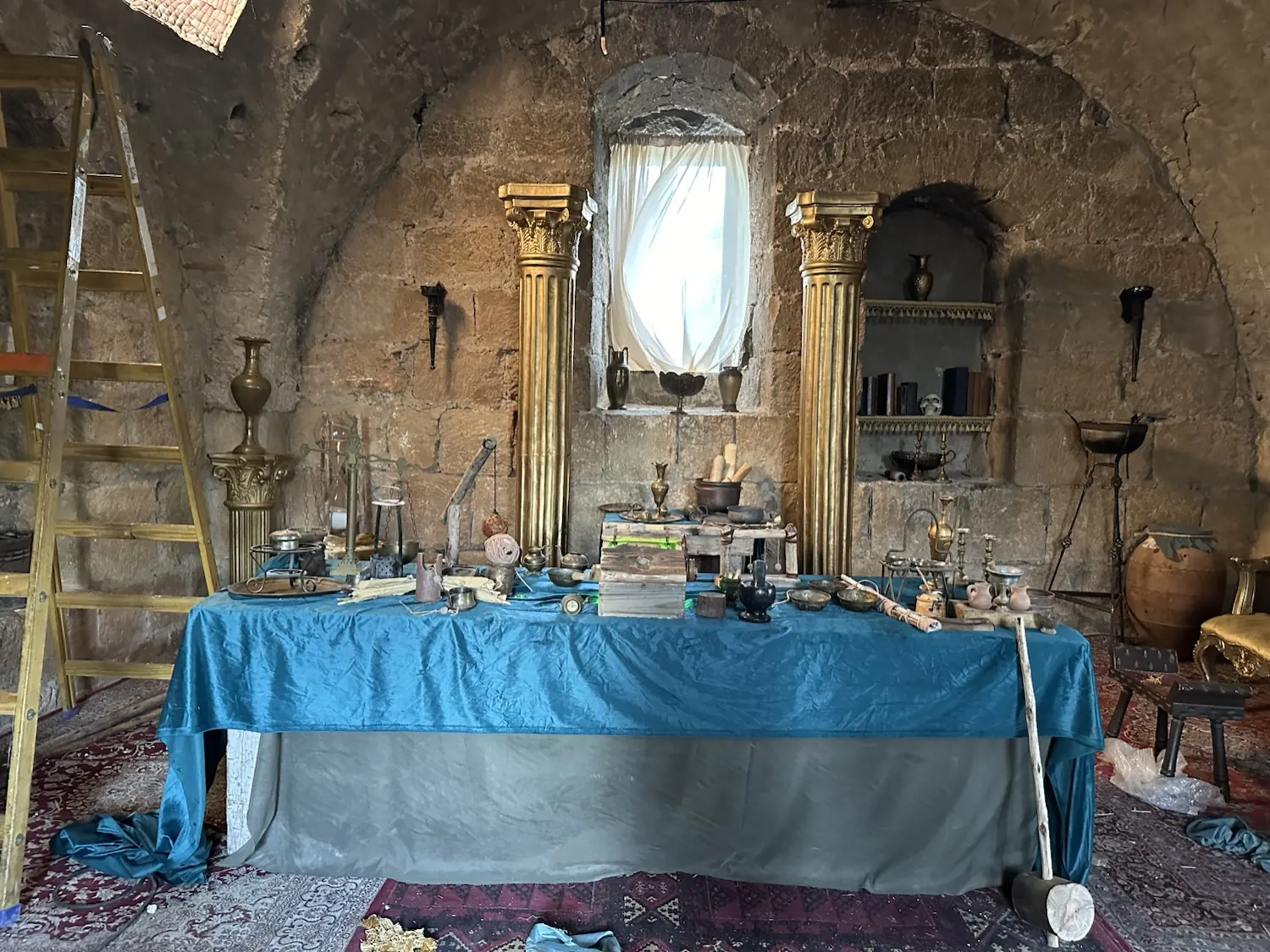 היהודים באים · השולחן, עם סולם בחדר