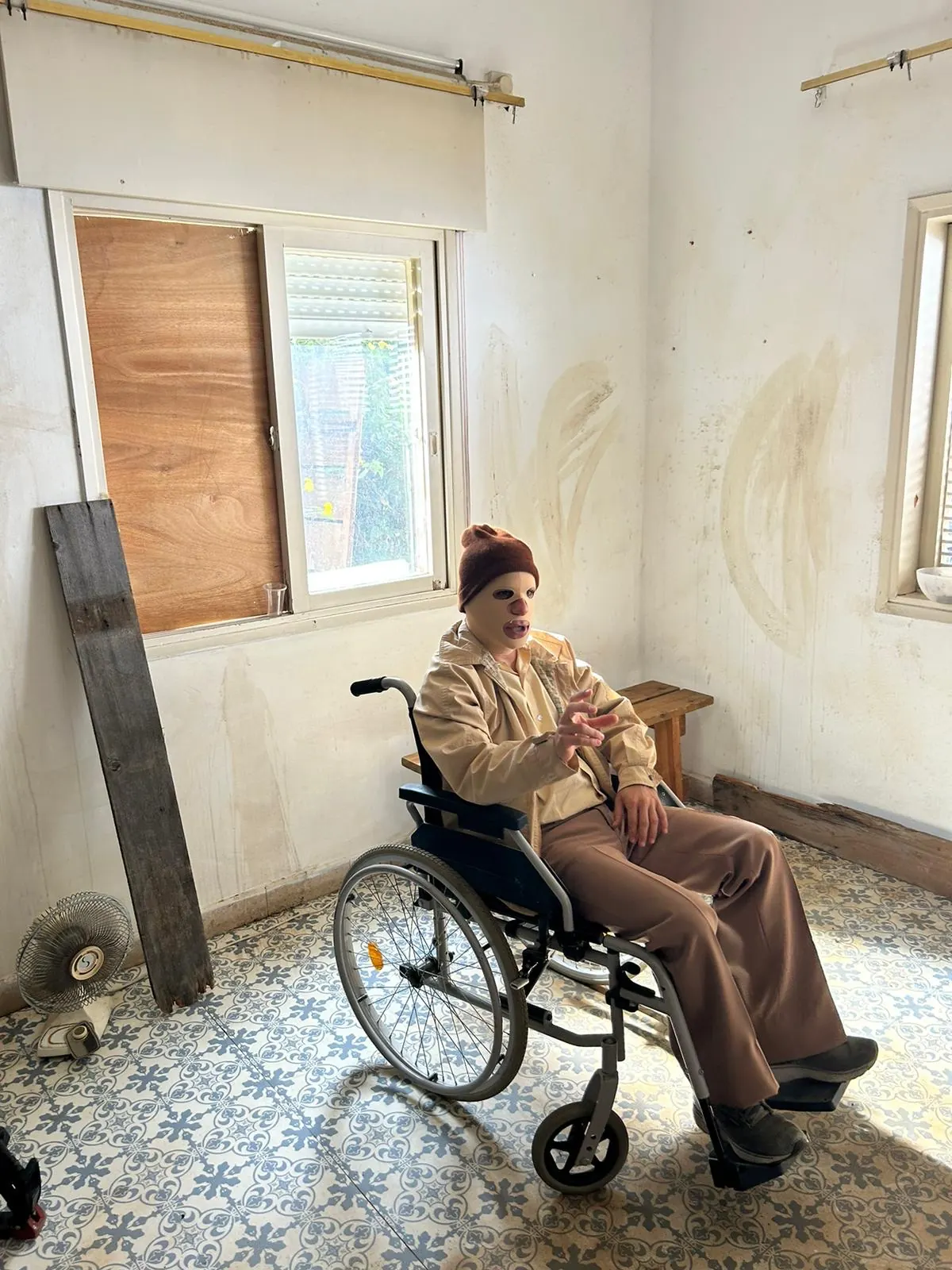 היהודים באים · קירות מוכתמים וחלון מכוסה בלוח