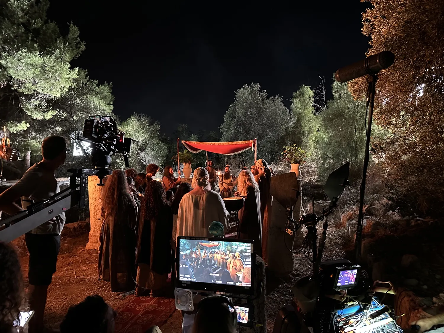 היהודים באים · צילומי לילה: מנוף מצלמה, מוניטורים, חופה אדומה וכדי חרס