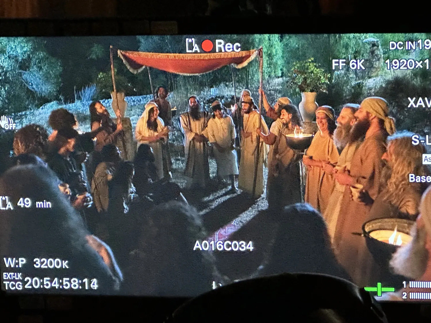 היהודים באים · החתונה מתחת לחופה האדומה