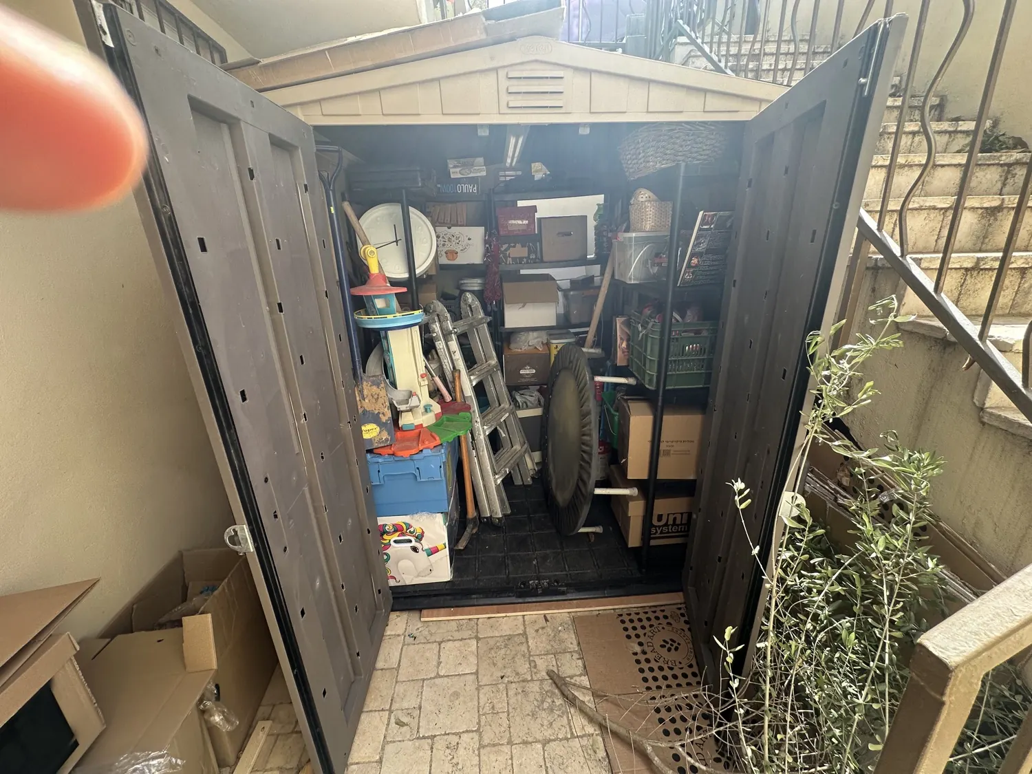 החיים הם תקופה קשה · המחסן מולבש, הדלתות פתוחות