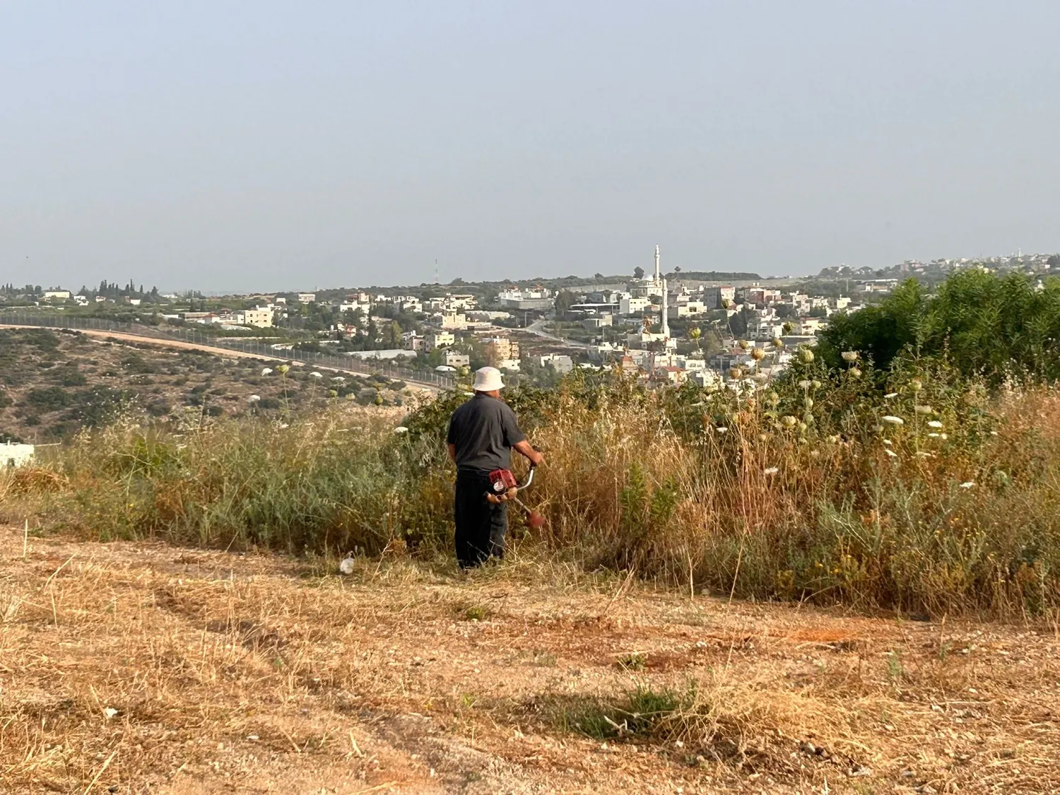 החיים הם תקופה קשה · הלוקיישן כפי שקיבלנו: שדה מגודל, מבט אל הכפר