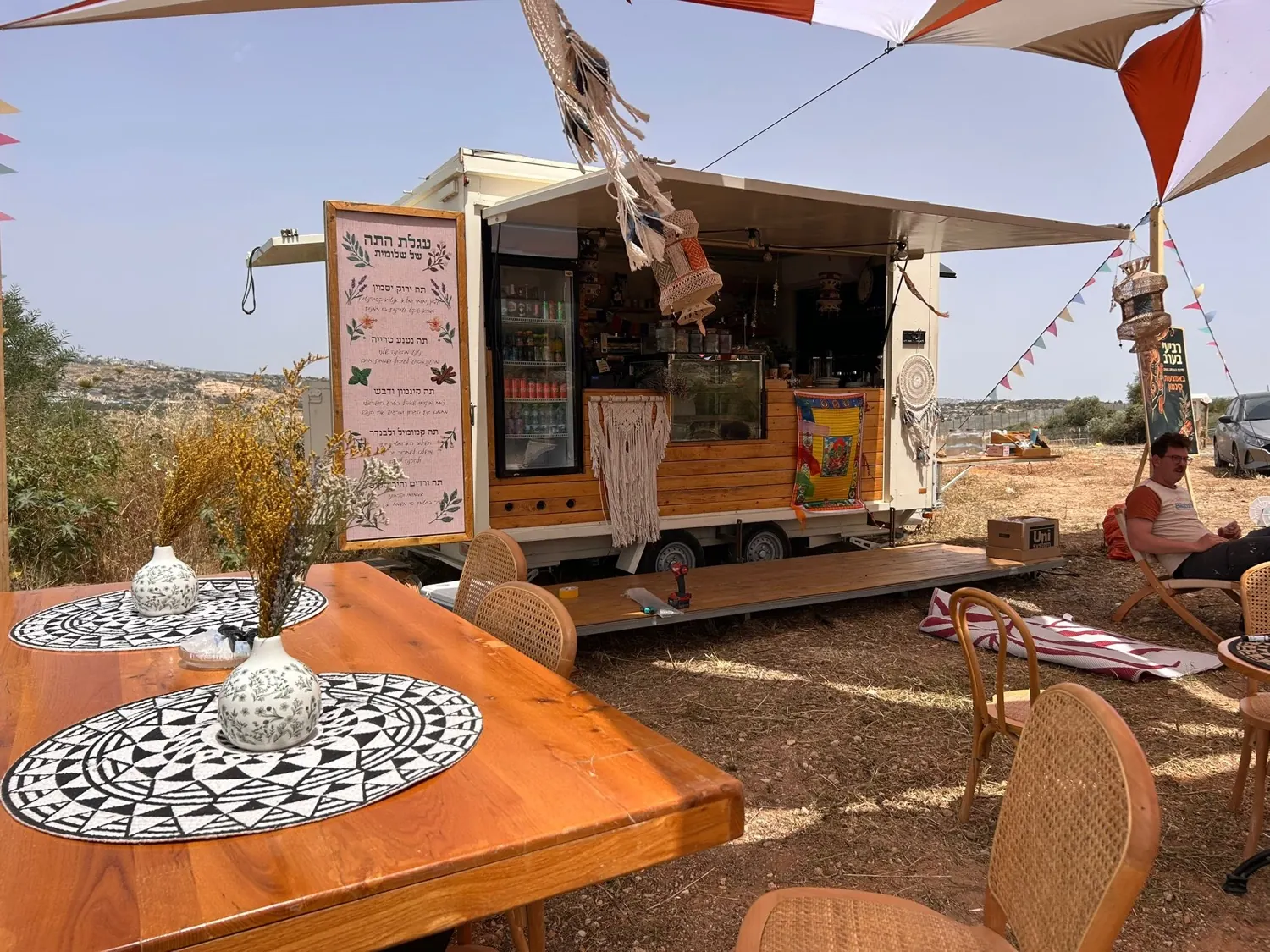 החיים הם תקופה קשה · העגלה, לוח התפריט ושולחן פסיפס