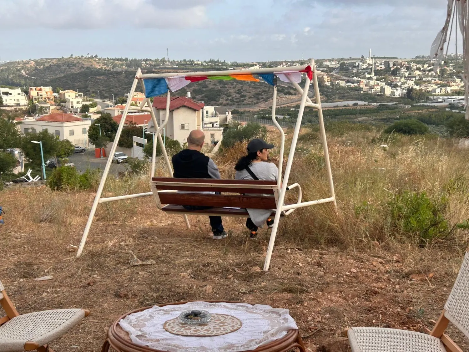 החיים הם תקופה קשה · נדנדה מול הנוף