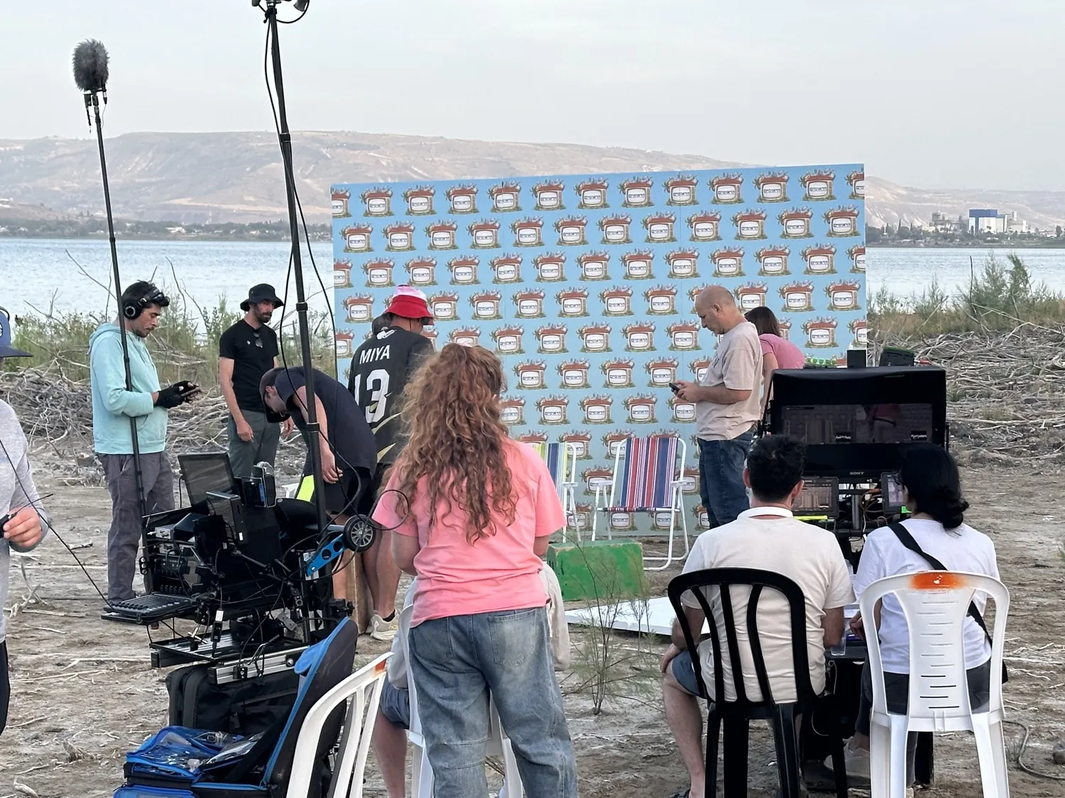 החיים הם תקופה קשה · אותו קיר מוצב בחוץ, על שפת האגם