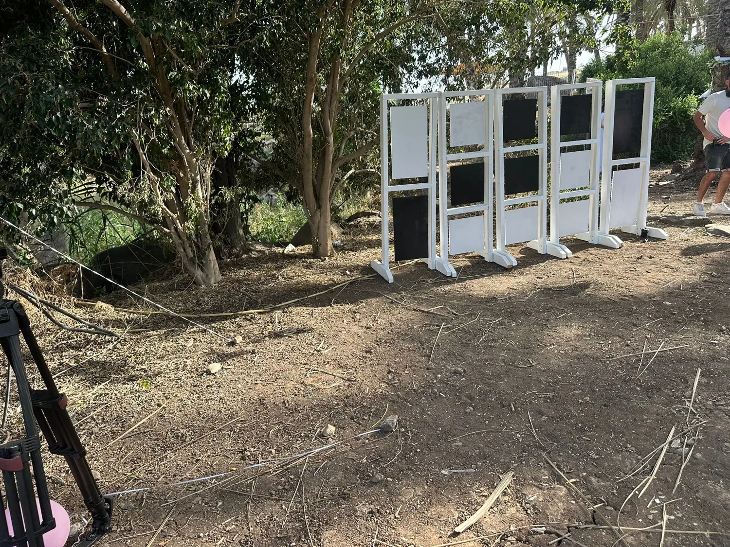 החיים הם תקופה קשה · לוחות מסגרת לבנים עם פאנלים בשחור-לבן