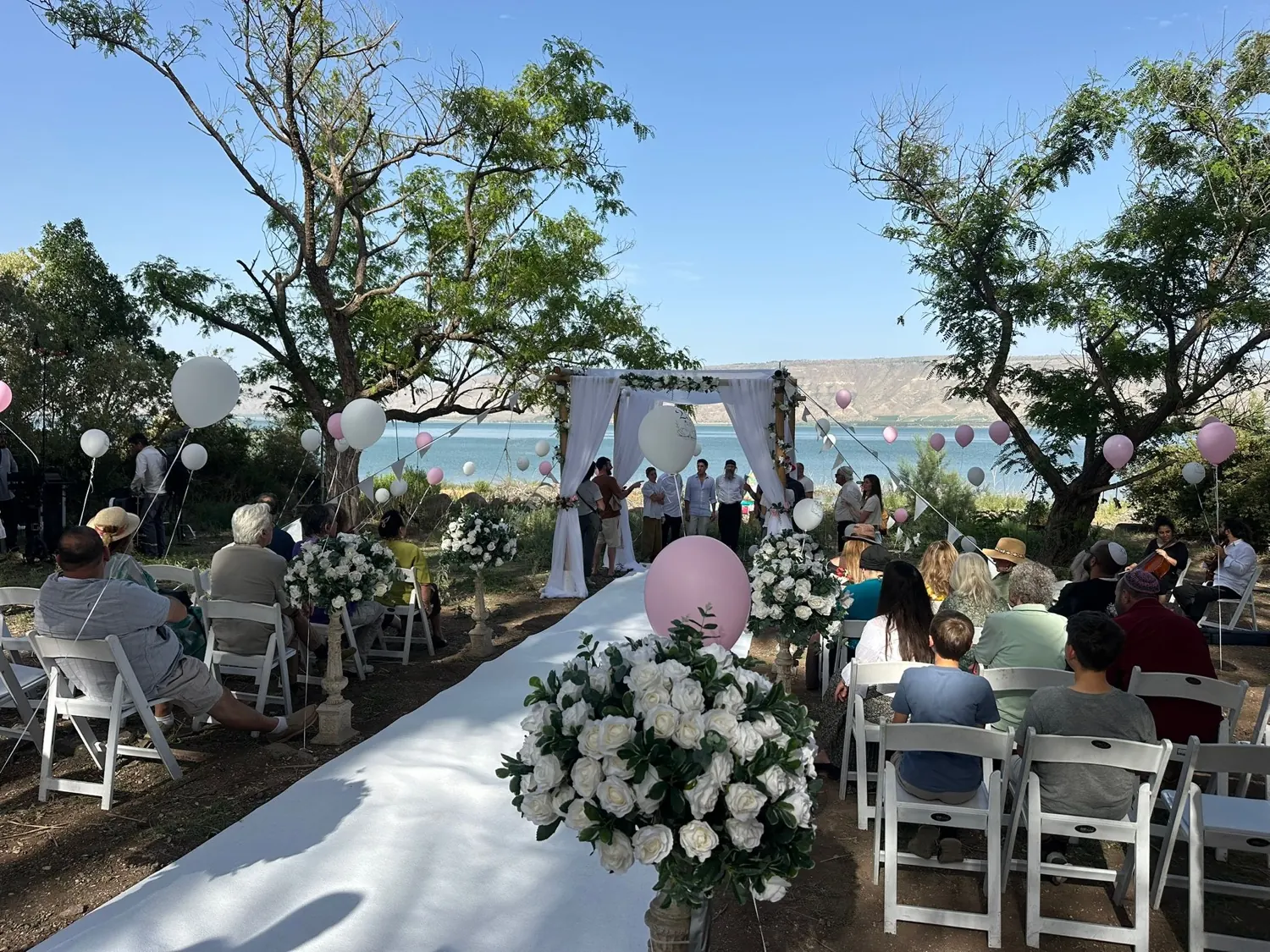 החיים הם תקופה קשה · אורחים, סידורי ורדים על עמודים