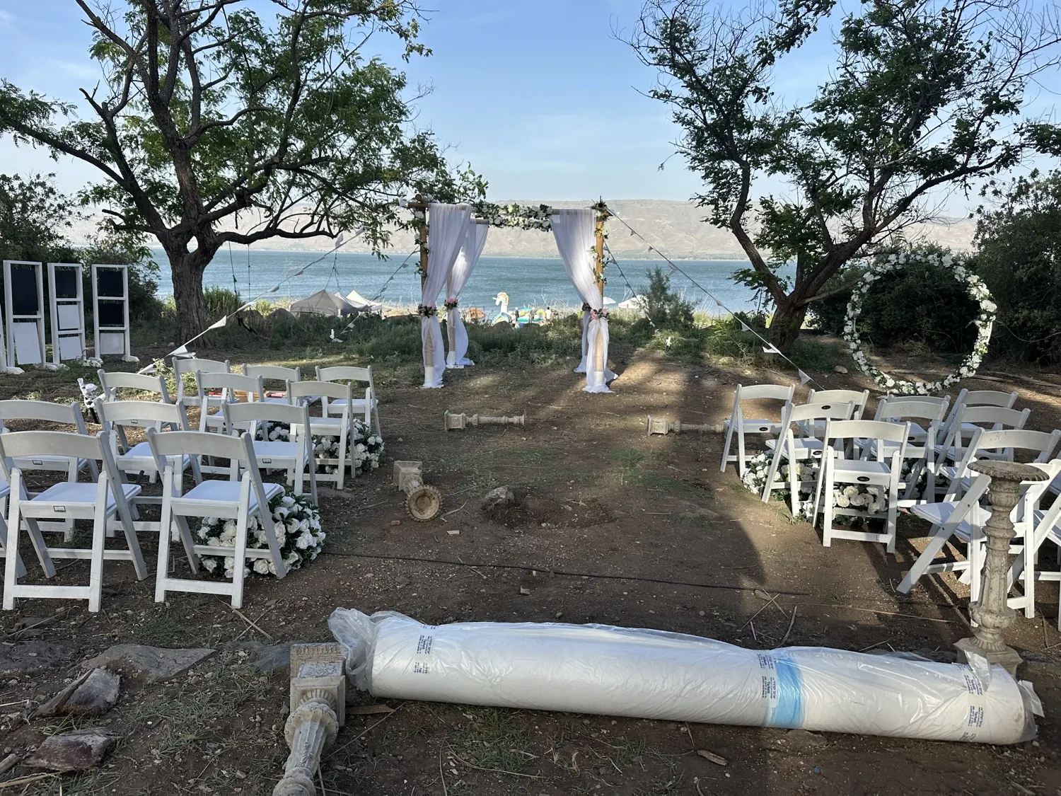 החיים הם תקופה קשה · אותו מבט אחרי הלבשה: חופה, כיסאות ושטיח מגולגל